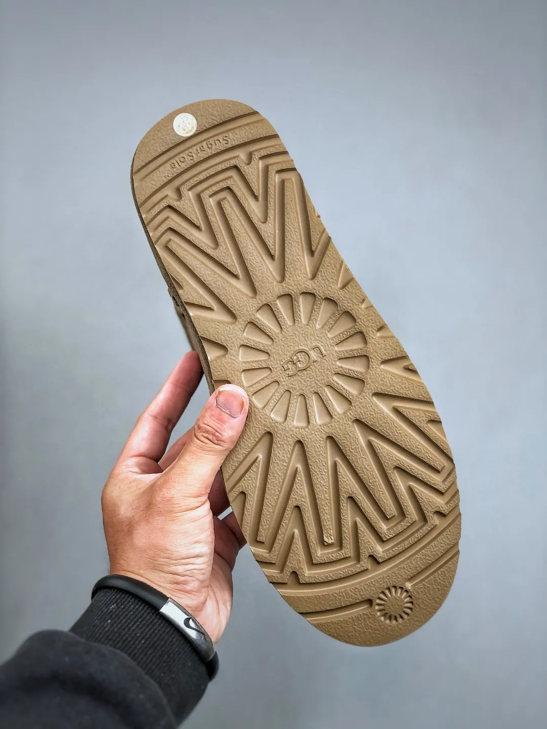 Local self-pickup 💰520 supports store placement. The top version on the market. UGG Mini thin-soled black short tube 1.5cm popular style. Produced by a major foreign trade factory in Guangzhou. Real sheep fur from toe to insole. Independent outer box packaging. Chip. Waterproof process. Different from any version on the market. 3cm thick sole, independently developed outsole, cashmere insole, keeping warm in winter, suitable for home use. In the new year, uug has launched a style series, which is partially geared towards the preferences of young consumers. It has also moved to the forefront of fashion trends. Shoe body material, water-repellent coated suede upper, 17mm UGGPURE™ implanted wool insole, lightweight non-slip and comfortable rubber outsole, with brand LOGO, and full packaging. Size: 35-44